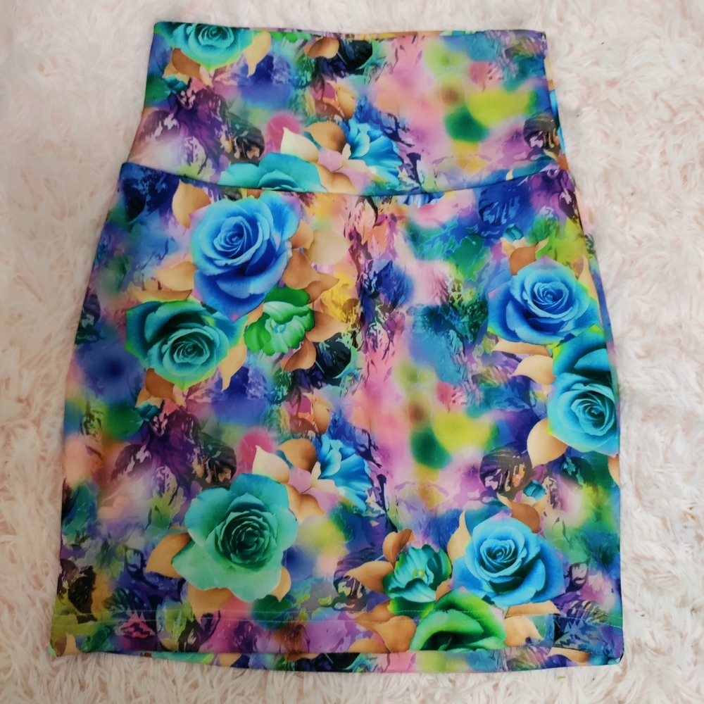 🪷YAPRAK Colorful vibrant 3D Rose pattern pencil stretch miniskirt.Sz.M like new